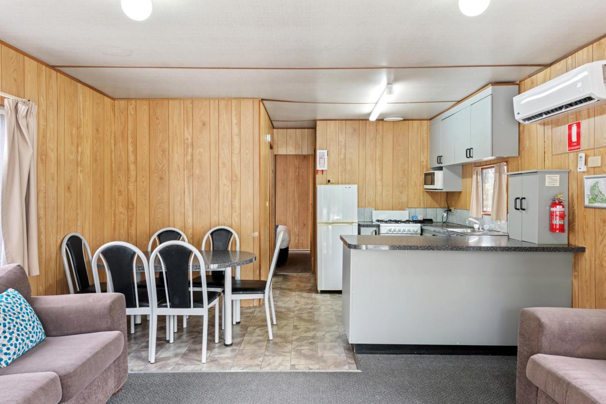 Discovery Parks - Lake Hume, Victoria Bonegilla Room photo